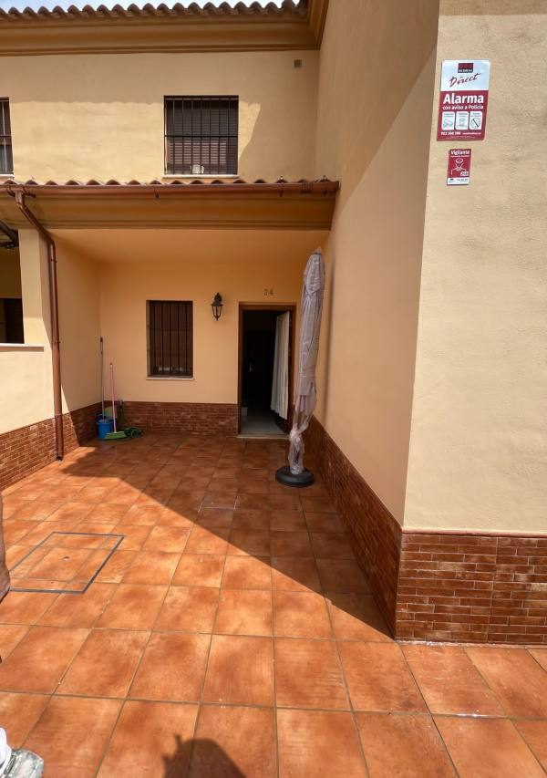 Alicatado de patio exterior de vivienda en La Rinconada, Sevilla